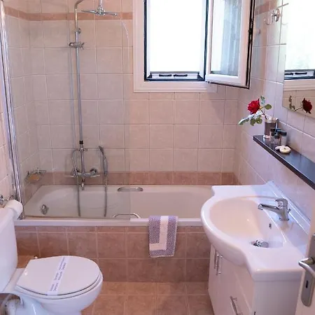 Angelina Villa Pesádha